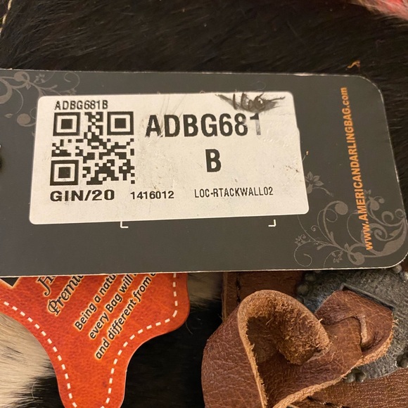 American Darling small crossbody cowhide and leather. 8.5x4.5x2. Zip closure - Picture 3 of 3